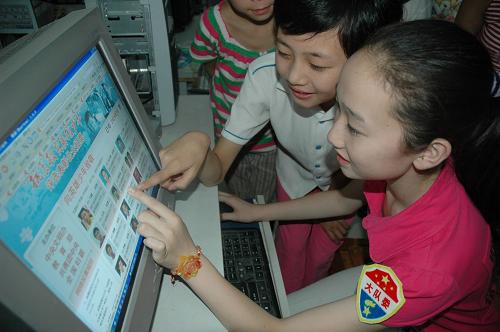 2008年6月17日,河南省南陽市第十八小學(xué)的少先隊員在網(wǎng)上為“抗震救災(zāi)英雄少年”投票。河南省南陽市通過舉辦“做一個有道德的人”主題班、隊會等多種形式,組織中小學(xué)生學(xué)習(xí)英雄少年的先進(jìn)事跡和優(yōu)秀品德,廣泛發(fā)動他們利用報紙、網(wǎng)絡(luò)為抗震救災(zāi)小英雄投上神圣的一票。新華社發(fā)