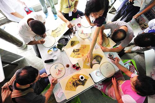 2011年9月1日,“我們的價值觀主題實踐活動——首屆杭州學(xué)習(xí)節(jié)”在杭州運河文化廣場啟動。市民在杭州運河邊的手工藝活態(tài)展示館學(xué)習(xí)手工繪扇技藝。新華社發(fā)(李忠 攝)