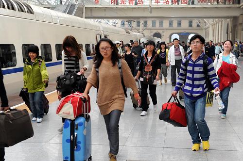 10月7日,旅客在青島火車站進站上車。當日是“十一”國慶長假的最后一天,旅游城市青島鐵路客運繼6日迎來黃金周的第二波客流高峰后仍高位運行,其中中短途客流占到一半以上。鐵路部門通過進一步強化運力,及時加開旅客列車,努力滿足旅客運輸需求,保障旅客順利返程。10月1日至6日,青島火車站共發(fā)送旅客221272人次,同比增長9.6%,創(chuàng)歷史最高。新華社記者 李紫恒 攝