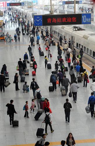 10月7日,旅客在青島火車站進站上車。新華社記者 李紫恒 攝