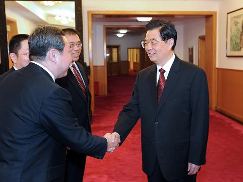 11月8日,中共中央總書記、國家主席、中央軍委主席胡錦濤在北京市西城區(qū)中南海選區(qū)懷仁堂投票站投票選舉新一屆區(qū)人大代表。這是胡錦濤與投票站工作人員親切交談。新華社記者 李濤 攝