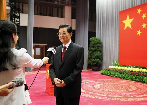 11月8日,中共中央總書記、國家主席、中央軍委主席胡錦濤在北京市西城區(qū)中南海選區(qū)懷仁堂投票站投票選舉新一屆區(qū)人大代表。這是胡錦濤在投票后接受記者現(xiàn)場采訪。新華社記者 蘭紅光 攝