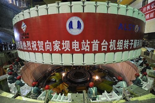 11月12日10時,世界單機容量最大的水輪發(fā)電機組——向家壩水電站1號機組轉(zhuǎn)子順利吊裝就位。至此,1號機組正式進入總裝階段,為確保該機組明年投產(chǎn)發(fā)電奠定了基礎。向家壩水電站位于四川省宜賓縣和云南省水富縣交界的金沙江峽谷出口處,左、右岸電站各裝機4臺單機容量80萬千瓦的水輪發(fā)電機組,總裝機容量640萬千瓦。新華社記者 黨文伯 攝