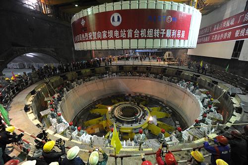 11月12日10時,世界單機容量最大的水輪發(fā)電機組——向家壩水電站1號機組轉(zhuǎn)子順利吊裝就位。至此,1號機組正式進入總裝階段,為確保該機組明年投產(chǎn)發(fā)電奠定了基礎。向家壩水電站位于四川省宜賓縣和云南省水富縣交界的金沙江峽谷出口處,左、右岸電站各裝機4臺單機容量80萬千瓦的水輪發(fā)電機組,總裝機容量640萬千瓦。新華社記者 黨文伯 攝