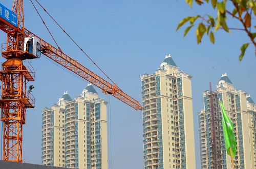 長(zhǎng)沙市內(nèi)一處正在建設(shè)的商品房(11月12日攝)。近日,長(zhǎng)沙市房產(chǎn)研究中心發(fā)布《2011年1-10月長(zhǎng)沙市房地產(chǎn)市場(chǎng)運(yùn)行情況通報(bào)》顯示,今年1-10月,長(zhǎng)沙市新建商品房累計(jì)批準(zhǔn)預(yù)售1604.65萬(wàn)平方米,同比減少7.35%;其中,長(zhǎng)沙市內(nèi)六區(qū)新建商品房累計(jì)批準(zhǔn)預(yù)售1095.59萬(wàn)平方米,同比減少18.37%。1-10月,長(zhǎng)沙市新建商品房累計(jì)銷售備案1562.84萬(wàn)平方米,同比減少7.96%;其中,長(zhǎng)沙市內(nèi)六區(qū)新建商品房累計(jì)銷售備案1130.04萬(wàn)平方米,同比減少7.89%。新華社記者 龍弘濤 攝