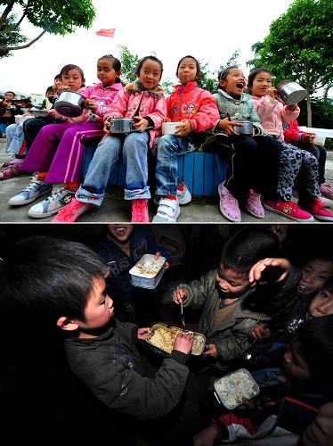 上圖:11月9日,在廣西柳州市融安縣大良鎮(zhèn)中心小學(xué),學(xué)生們在吃免費(fèi)午餐。柳州市從2008年秋季學(xué)期開始實(shí)施“貧困縣農(nóng)村義務(wù)教育階段學(xué)生實(shí)施免費(fèi)午餐制度”。 下圖:3月24日,在廣西都安瑤族自治縣三只羊鄉(xiāng)小學(xué),小學(xué)生在吃“黃豆蒸飯”。目前,該校400余名寄宿制學(xué)生已經(jīng)全部吃上了免費(fèi)營養(yǎng)午餐。 記者日前從廣西壯族自治區(qū)教育廳了解到,今年廣西29個(gè)縣列入國家中小學(xué)營養(yǎng)改善試點(diǎn),惠及110萬學(xué)生。日前,我國決定啟動(dòng)實(shí)施農(nóng)村義務(wù)教育學(xué)生營養(yǎng)改善計(jì)劃,按照計(jì)劃初步方案,國家將在集中連片特殊困難地區(qū)啟動(dòng)國家營養(yǎng)改善試點(diǎn),從2011年秋季學(xué)期開始,每生每天補(bǔ)助3元,全年按在校250天計(jì)算。在此次國家實(shí)施營養(yǎng)改善計(jì)劃之前,廣西已有8個(gè)市在所轄的25個(gè)縣區(qū)中開展了營養(yǎng)改善試點(diǎn)工作,在“吃、建、管、教”等方面多管齊下,積極開展農(nóng)村義務(wù)教育學(xué)校學(xué)生營養(yǎng)改善試點(diǎn)工作,逐步解決農(nóng)村學(xué)生“吃飯難”問題,改善農(nóng)村學(xué)生營養(yǎng)狀況。新華社記者 黃孝邦 攝