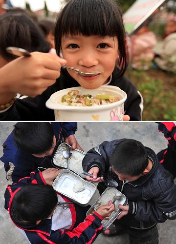 上圖:11月9日,在廣西柳州市融安縣大良鎮(zhèn)中心小學(xué),一名學(xué)生正在吃免費(fèi)午餐。柳州市從2008年秋季學(xué)期開始實(shí)施“貧困縣農(nóng)村義務(wù)教育階段學(xué)生實(shí)施免費(fèi)午餐制度”。 下圖:3月24日,在廣西都安瑤族自治縣三只羊鄉(xiāng)小學(xué),小學(xué)生正在操場上吃“黃豆蒸飯”。目前,該校400余名寄宿制學(xué)生已經(jīng)全部吃上了免費(fèi)營養(yǎng)午餐。 新華社記者 黃孝邦 攝