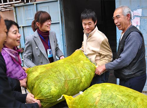11月18日,即墨經(jīng)濟開發(fā)區(qū)工作人員將大白菜送到一名貧困老人(右一)家中。當(dāng)日,山東省即墨市經(jīng)濟開發(fā)區(qū)慈善分會將當(dāng)?shù)夭宿r(nóng)滯銷的25萬斤大白菜買下,免費送給轄區(qū)內(nèi)1660余戶貧困家庭,幫助了當(dāng)?shù)氐捅?、貧困殘疾人、孤寡老人等弱勢群體,同時也解決了菜農(nóng)賣菜問題。新華社發(fā)(寧友鵬 攝)