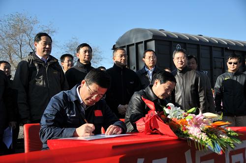 11月19日,來自主著陸場區(qū)指揮部的代表(前右)與中國空間技術(shù)研究院的代表(前左)分別簽署交換書,返回艙正式移交給中國空間技術(shù)研究院。新華社發(fā)(趙薇 攝)