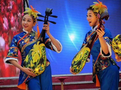 11月18日,在四川省達(dá)州市宣漢縣君塘鎮(zhèn)洋烈村,演員在全國(guó)新農(nóng)村文化藝術(shù)展演現(xiàn)場(chǎng)表演歌舞劇《渠縣黃花之歌》。當(dāng)日下午,全國(guó)新農(nóng)村文化藝術(shù)展演在四川省達(dá)州市舉行。來(lái)自北京、重慶、廣東、四川、新疆等全國(guó)20余省市自治區(qū)的優(yōu)秀文藝節(jié)目在此集中展演,反映社會(huì)主義新農(nóng)村建設(shè)成就。該展演由中國(guó)群眾文化學(xué)會(huì),四川省文化廳和中共達(dá)州市委、達(dá)州市人民政府主辦?;顒?dòng)將持續(xù)在宣漢縣、大竹縣和達(dá)州市通川區(qū)開展,至11月20日結(jié)束。新華社發(fā)(鄧良奎 攝)