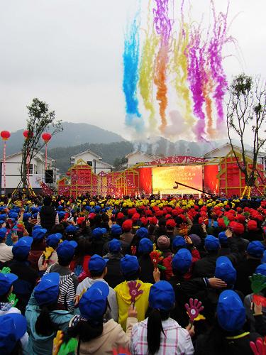 11月18日,隨著五彩斑斕的焰火在大巴山區(qū)的達(dá)州市宣漢縣君塘鎮(zhèn)洋烈村騰空而起,全國(guó)新農(nóng)村文化藝術(shù)展演在此正式拉開序幕。新華社發(fā)(鄧良奎 攝)