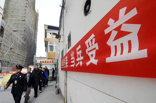 11月19日,應(yīng)征的男青年在銀川市婦幼保健院參加征兵體檢。近日,寧夏回族自治區(qū)2011年冬季征兵體檢工作全面展開,各地應(yīng)征男青年紛紛到指定的醫(yī)院進(jìn)行征兵體檢。據(jù)了解,今年的冬季征兵工作在體檢標(biāo)準(zhǔn)方面做出了相應(yīng)調(diào)整,男性應(yīng)征青年的體重上下限標(biāo)準(zhǔn)由上限不超過(guò)標(biāo)準(zhǔn)體重的20%調(diào)整為25%,下限不低于標(biāo)準(zhǔn)體重的10%調(diào)整為15%。新華社記者 彭昭之 攝