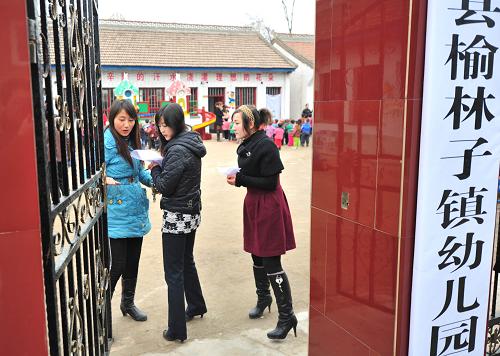 11月21日,在新組建的正寧縣榆林子鎮(zhèn)幼兒園門口,幾位幼兒園教師在等候前來報(bào)到入園的兒童及家長(zhǎng)。 當(dāng)日,由甘肅省正寧縣政府新組建的榆林子鎮(zhèn)幼兒園正式開園,205名幼兒重新回到了校園。開園復(fù)課的榆林子鎮(zhèn)幼兒園,租用原榆林子鎮(zhèn)小博士幼兒園校址,配備教師29名,其中選派公派教師6名,面向社會(huì)聘用的幼兒教師23名。由長(zhǎng)慶油田公司采油二廠捐贈(zèng)的一輛45座校車同時(shí)到位運(yùn)行。 正寧縣“11·16”重大道路交通事故發(fā)生后,鑒于發(fā)生事故的榆林子鎮(zhèn)小博士幼兒園管理混亂,正寧縣教體局取消了其辦園資格,決定租用其校址組建正寧縣榆林子鎮(zhèn)幼兒園。據(jù)悉,正寧縣已決定在榆林子鎮(zhèn)東街征地15畝,作為籌建公辦榆林子鎮(zhèn)幼兒園的新校址,計(jì)劃明年秋季建成投入使用。新華社記者 梁強(qiáng) 攝