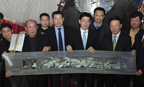 11月21日,湖南省相關人員展示從神舟八號返回艙中取出的湘繡。當日,中國載人航天工程辦公室和中國航天科技集團公司在北京中國空間技術研究院舉行神舟八號飛船返回艙開艙儀式。開艙人員入艙取出用“太空專用郵袋”包裹的搭載物品,并由北京公證處的公證人員進行公證。搭載物品包括番茄試管苗空間開花結(jié)實實驗裝置,以及河南省洛陽市的牡丹和芍藥種子等?;顒由线€發(fā)布了由中國載人航天工程辦公室監(jiān)制的交會對接任務陶瓷藝術品“中國天宮瓶”。新華社記者 楊光 攝