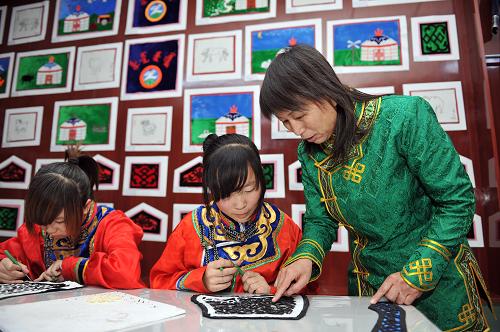 11月21日,李梅丹老師(右)在刺繡課上輔導(dǎo)學(xué)生。內(nèi)蒙古自治區(qū)通遼市生活著152萬科爾沁蒙古族同胞。多年來,通遼市在學(xué)校建設(shè)方面提倡特色辦學(xué)、特色立校。通遼蒙古族中學(xué)則在這方面探索出一條深受蒙古族群眾歡迎的路子。學(xué)校在努力抓好教學(xué)質(zhì)量,并在科技創(chuàng)新、高考升學(xué)等方面下功夫。在學(xué)校課程中開設(shè)了蒙古族歷史文化、科爾沁刺繡、科爾沁文化欣賞、科爾沁版畫等多門本地化課程,使特色教育呈現(xiàn)出有聲有色的局面。新華社記者 阿斯鋼 攝