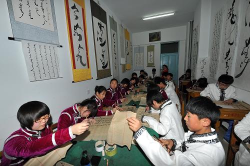 11月21日,學(xué)生在上蒙古文書法課。內(nèi)蒙古自治區(qū)通遼市生活著152萬科爾沁蒙古族同胞。多年來,通遼市在學(xué)校建設(shè)方面提倡特色辦學(xué)、特色立校。通遼蒙古族中學(xué)則在這方面探索出一條深受蒙古族群眾歡迎的路子。學(xué)校在努力抓好教學(xué)質(zhì)量,并在科技創(chuàng)新、高考升學(xué)等方面下功夫。在學(xué)校課程中開設(shè)了蒙古族歷史文化、科爾沁刺繡、科爾沁文化欣賞、科爾沁版畫等多門本地化課程,使特色教育呈現(xiàn)出有聲有色的局面。新華社記者 阿斯鋼 攝