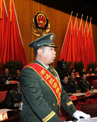 11月22日,國務(wù)院、中央軍委授予布達(dá)拉宮消防大隊(duì)“布達(dá)拉宮模范消防大隊(duì)”榮譽(yù)稱號(hào)命名大會(huì)在拉薩召開,會(huì)議號(hào)召全體公安民警、武警官兵和全軍指戰(zhàn)員開展向布達(dá)拉宮消防大隊(duì)學(xué)習(xí)活動(dòng)。這是布達(dá)拉宮消防大隊(duì)隊(duì)長旦增歐珠在發(fā)言。 新華社記者 覺果 攝