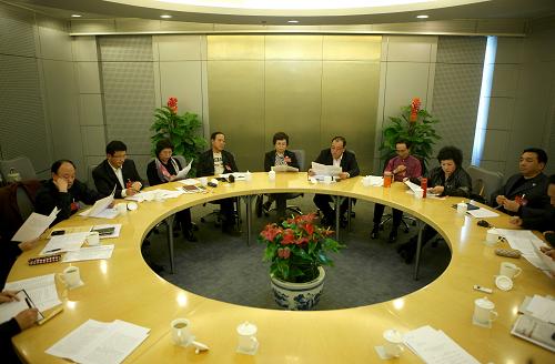 11月22日,文代會代表在分組學(xué)習(xí)討論。當(dāng)日,參加“中國文學(xué)藝術(shù)界聯(lián)合會第九次、中國作家協(xié)會第八次全國代表大會”的文代會代表分組學(xué)習(xí)討論胡錦濤總書記在“中國文學(xué)藝術(shù)界聯(lián)合會第九次、中國作家協(xié)會第八次全國代表大會”開幕式上的重要講話。新華社發(fā)(李方宇 攝)