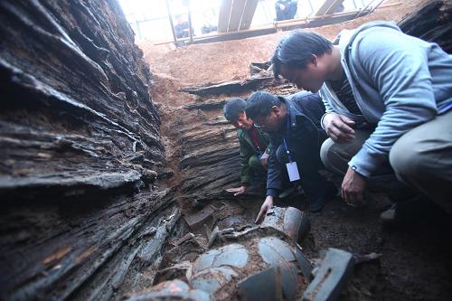 考古工作人員在研究出土的彩陶(2011年11月18日攝)。遼寧省文物考古所近日在葫蘆島市建昌縣東大杖子村發(fā)現(xiàn)一座距地面5.5米深的戰(zhàn)國墓葬。該古墓占地面積約為72平方米,據(jù)遼寧省文物考古所專家介紹,這是該省迄今為止發(fā)現(xiàn)的最大戰(zhàn)國古墓。從目前挖掘的進展來看,這是一座融合了中原墓葬風俗與當?shù)厣贁?shù)民族墓葬特點的古墓。新華社發(fā)(潘恩戰(zhàn) 攝)