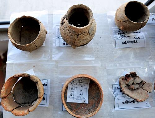 這是沈陽(yáng)郝心臺(tái)村青銅時(shí)代遺址出土的部分器物(2011年11月21日攝)。遼寧省沈陽(yáng)市的考古人員近日在沈陽(yáng)市郝心臺(tái)村西北約600米的臺(tái)地上發(fā)現(xiàn)了距今3000年左右的青銅時(shí)代環(huán)壕聚落遺址。該遺址海拔71米,略呈方形,面積約4萬(wàn)平方米??脊湃藛T在該遺址共發(fā)現(xiàn)了5座新樂(lè)上層文化房址、6座新樂(lè)上層文化墓葬、38個(gè)灰坑及6個(gè)灰溝等,出土了大量夾砂陶片及少量磨制石器。房址多為小型房址,面積僅10余平方米;墓葬均為豎穴土坑墓,形狀有圓角長(zhǎng)方形、梯形等;出土器物有壺、缽、碗等。新華社發(fā)(張文魁 攝)