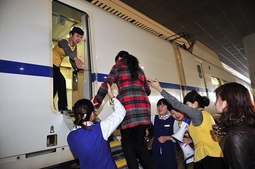 11月22日,高鐵乘務(wù)人員演練組織“旅客”快速疏散。當(dāng)日,西安鐵路局舉行鄭西高鐵動(dòng)車組火災(zāi)應(yīng)急演練。乘務(wù)人員在西安北站演練了動(dòng)車組發(fā)生火災(zāi)旅客疏散應(yīng)急預(yù)案,以提高應(yīng)對(duì)突發(fā)事件能力。新華社發(fā)(唐振江 攝)