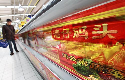 11月24日,一位市民在上海一家大型超市內(nèi)的專柜選購冷凍食品。記者從上海市工商局獲悉,上海工商在上海易買得超市瑞虹店抽檢,發(fā)現(xiàn)由上海品食樂冷凍食品有限公司生產(chǎn)的“灣仔碼頭”一批大白菜豬肉手工水餃金黃色葡萄球菌超標,這些水餃生產(chǎn)日期標稱為20110903。工商部門已要求全市超市賣場停止銷售并銷毀問題產(chǎn)品,對于已經(jīng)售出的問題產(chǎn)品,生產(chǎn)企業(yè)正組織召回。據(jù)介紹,問題水餃分兩批生產(chǎn),共計3000余箱,每箱均為18袋。新華社記者 裴鑫 攝