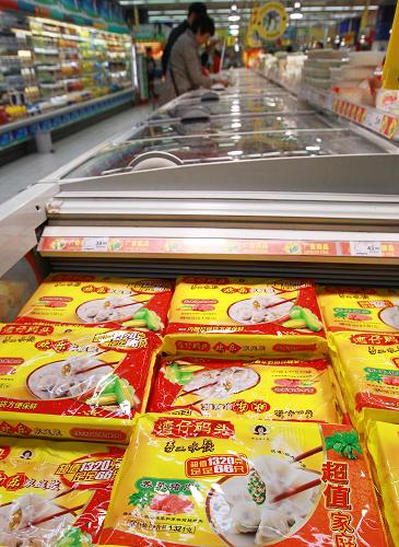 11月24日,市民在上海一家超市內(nèi)選購物品。新華社記者 裴鑫 攝