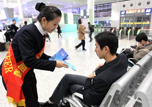 11月24日,上海鐵路局的青年志愿者為旅客發(fā)放最新列車時刻表。當日,上海鐵路局開展的“青年文明號爭創(chuàng)服務標桿”活動在上海虹橋鐵路樞紐站啟動,此舉旨在增強鐵路系統(tǒng)員工服務旅客意識,提升服務的質(zhì)量和水平。新華社記者 陳飛 攝