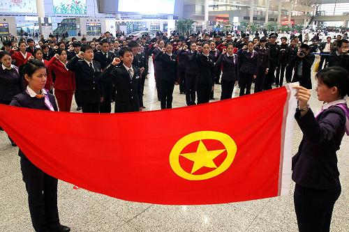 11月24日,上海鐵路局的團員青年在進行服務承諾宣誓。當日,上海鐵路局開展的“青年文明號爭創(chuàng)服務標桿”活動在上海虹橋鐵路樞紐站啟動,此舉旨在增強鐵路系統(tǒng)員工服務旅客意識,提升服務的質(zhì)量和水平。新華社記者 陳飛 攝