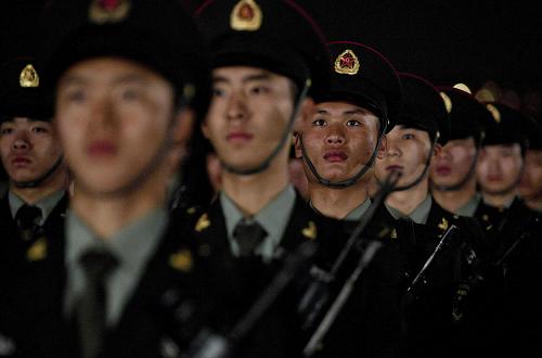 11月25日,參與輪換的士兵在聆聽指揮員講話。 當(dāng)日,中國人民解放軍駐香港部隊(duì)陸??杖姴糠纸ㄖ茊挝缓脱b備從凌晨開始進(jìn)行正常輪換。這是駐港部隊(duì)進(jìn)駐香港后的第14次大規(guī)模輪換行動(dòng)。新華社記者 黃曉勇 攝