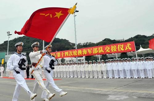 11月25日,駐港海軍部隊(duì)在昂船洲軍營舉行交接儀式。當(dāng)日,中國人民解放軍駐香港部隊(duì)陸??杖姴糠纸ㄖ茊挝缓脱b備從凌晨開始進(jìn)行正常輪換。這是駐港部隊(duì)進(jìn)駐香港后的第14次大規(guī)模輪換行動(dòng)。新華社記者 黃曉勇 攝