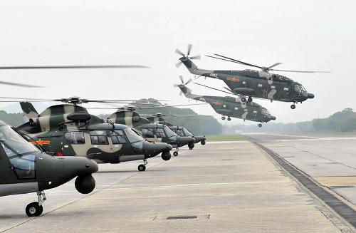 11月25日,輪換出港的直升機(jī)從石崗軍營起飛。 當(dāng)日,中國人民解放軍駐香港部隊(duì)陸??杖姴糠纸ㄖ茊挝缓脱b備從凌晨開始進(jìn)行正常輪換。這是駐港部隊(duì)進(jìn)駐香港后的第14次大規(guī)模輪換行動(dòng)。新華社記者 黃曉勇 攝