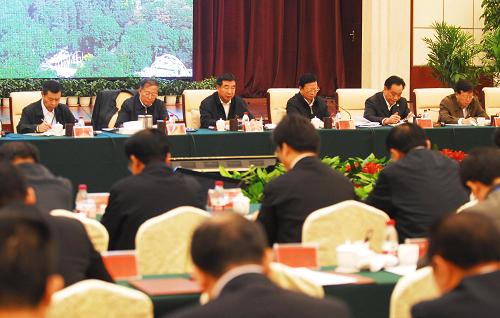 11月24日至25日,全國(guó)加強(qiáng)和創(chuàng)新社會(huì)管理工作座談會(huì)在湖北省宜昌市召開(kāi)。中共中央政治局委員、國(guó)務(wù)院副總理、中央社會(huì)管理綜合治理委員會(huì)副主任回良玉出席會(huì)議。新華社記者 肖藝九 攝