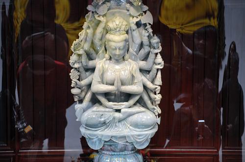 11月25日,游客在普陀山佛教博物館內(nèi)參觀一尊采用整塊白綠色翡翠雕成,重達800余公斤的十八臂翡翠觀音菩薩像。當日,普陀山佛教博物館在浙江普陀山正式開館迎客,這是中國宗教界自辦的首個宗教博物館。博物館的前身是普陀山普濟禪寺的文物陳列室。博物館外觀為仿宋風格,建筑面積達2643平方米,7個展廳珍藏佛教文物1700余件,主要為佛教圣物、圣旨、欽賜袈裟、字畫、瓷器銅器佛像和玉器雜件。新華社記者 黃宗治 攝