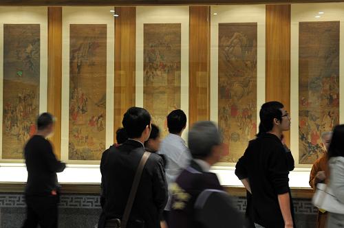 11月25日,游客在普陀山佛教博物館內(nèi)參觀佛教字畫。當日,普陀山佛教博物館在浙江普陀山正式開館迎客,這是中國宗教界自辦的首個宗教博物館。博物館的前身是普陀山普濟禪寺的文物陳列室。博物館外觀為仿宋風格,建筑面積達2643平方米,7個展廳珍藏佛教文物1700余件,主要為佛教圣物、圣旨、欽賜袈裟、字畫、瓷器銅器佛像和玉器雜件。新華社記者 黃宗治 攝