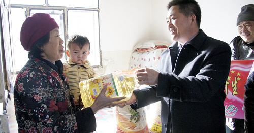 12月23日,計劃生育部門的工作人員為內(nèi)蒙古固陽縣農(nóng)村貧困戶送來新年慰問品。12月23日,內(nèi)蒙古2012年文化科技衛(wèi)生“三下鄉(xiāng)”活動在包頭市固陽縣拉開帷幕。新年將至,內(nèi)蒙古各地組織文化體育、農(nóng)牧科技、衛(wèi)生法律等部門開展的“三下鄉(xiāng)”活動開始陸續(xù)啟動。新華社記者 趙婷婷 攝