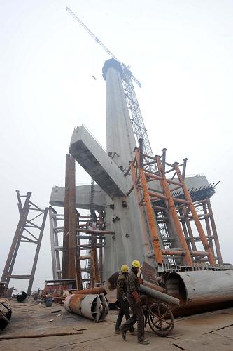 正在施工中的跨海大橋主塔(1月1日攝)。新華社記者 徐昱 攝