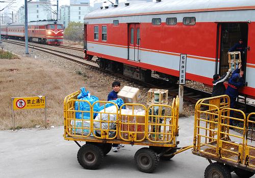 1月3日,在江西九江火車站,中鐵快運公司的工作人員將包裹搬到客車的行李車上。據(jù)中鐵快運九江站營業(yè)部介紹,受鄱陽湖旱情導致魚蝦鮮貨運量減少、部分客運列車行李車解掛造成運能不足以及民營快遞公司業(yè)務(wù)擴張等因素影響,2011年江西九江中鐵快運年業(yè)務(wù)量比2010年下降15%左右,江西其他地區(qū)中鐵快運年業(yè)務(wù)量下降約5%。新華社發(fā)(胡國林 攝)