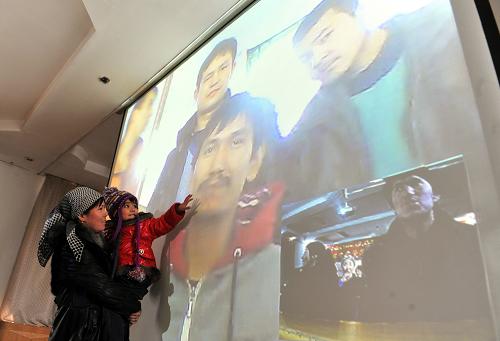 1月13日,新疆阿克蘇地區(qū)庫車縣牙哈鎮(zhèn)許努提二村村民吾買爾江一家在遠程教育管理中心視頻聊天。新華社記者 江文耀 攝