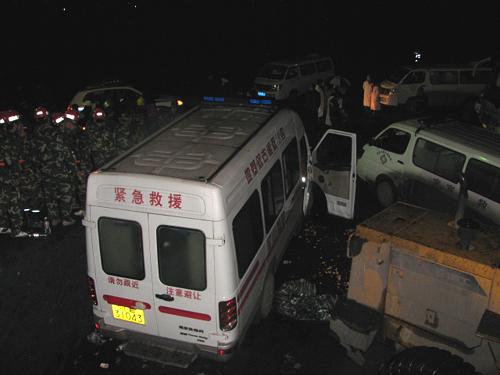 2月3日晚,救援車輛停在發(fā)生瓦斯爆炸的釣魚臺煤礦井口外。記者從四川省安監(jiān)局獲悉,3日13時(shí)20分左右,四川省宜賓市筠連縣維新鎮(zhèn)釣魚臺煤礦發(fā)生一起瓦斯爆炸事故。截至記者發(fā)稿時(shí),事故已造成11人遇難,6人受傷,還有1人下落不明。新華社發(fā)