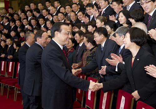 2月3日,慶祝中國銀行成立100周年大會在北京人民大會堂隆重舉行。中共中央政治局常委、國務院總理溫家寶發(fā)來賀信。中共中央政治局常委、國務院副總理李克強出席大會并講話。這是大會開始前,李克強會見參加慶祝大會的中行部分員工代表。新華社記者 黃敬文 攝