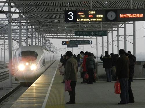 2月3日,一列和諧號列車駛進(jìn)滄州西站。記者從鐵道部獲悉,節(jié)后春運(yùn),跨鐵路局中長途直通客流居高不下,從1月27日到2月2日,連續(xù)7天超200萬人次。為應(yīng)對客流增加的需求,2月3日全路加開旅客列車789列。新華社發(fā)(王振 攝)