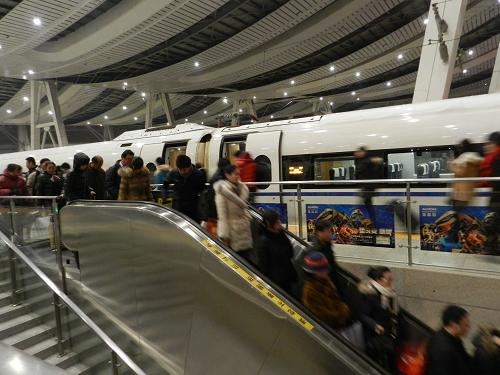 2月3日,在北京南站,剛下車的旅客正在出站。記者從鐵道部獲悉,節(jié)后春運(yùn),跨鐵路局中長途直通客流居高不下,從1月27日到2月2日,連續(xù)7天超200萬人次。為應(yīng)對客流增加的需求,2月3日全路加開旅客列車789列。新華社發(fā)(王振 攝)