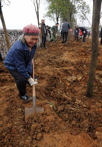 2月14日,一位74歲的老人參加義務(wù)植樹(shù)造林活動(dòng)。2月14日,桂林市56000多名干部、群眾來(lái)到雁山區(qū)參加“綠滿(mǎn)八桂 植樹(shù)造林”和冬春水利建設(shè)活動(dòng),為桂林的綠化和水利建設(shè)貢獻(xiàn)力量。 新華社記者 劉廣銘 攝
