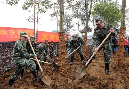2月14日,武警官兵參加義務(wù)植樹(shù)造林活動(dòng)。新華社記者 劉廣銘 攝