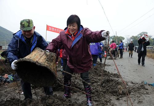 2月14日,桂林市直機(jī)關(guān)的干部在清理水利渠道。新華社發(fā)(熊素玲 攝)