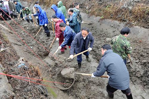 2月14日,干部群眾在清理水利渠道。新華社發(fā)(熊素玲 攝)