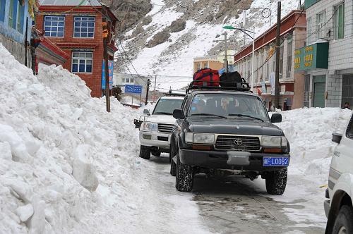 2月14日,幾輛滯留在聶拉木縣城的旅游車(chē)開(kāi)始向樟木鎮(zhèn)行駛。當(dāng)日13時(shí)許,由西藏聶拉木縣城至樟木鎮(zhèn)恢復(fù)車(chē)輛通行。至此,因暴風(fēng)雪中斷了7天的中尼國(guó)際直通公路全線通車(chē)。由于新?lián)屚范瓮ㄐ心芰τ邢?,目前交通部門(mén)采取臨時(shí)交通管制,實(shí)行單向放行的管制措施。 新華社記者 文濤 攝