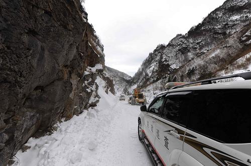 2月14日,車(chē)輛在中尼公路聶拉木至樟木口岸的道路上行駛。新華社記者 文濤 攝