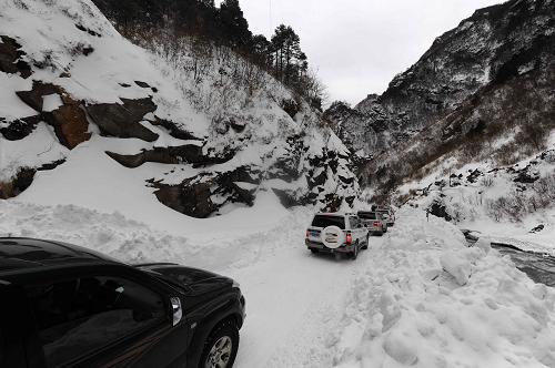 2月14日,車(chē)輛在中尼公路聶拉木至樟木口岸的道路上行駛。新華社記者 文濤 攝